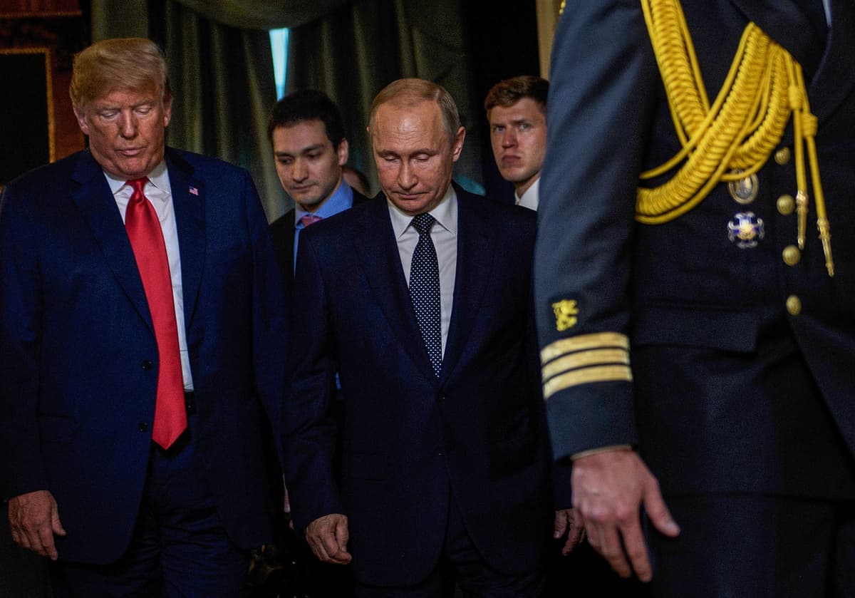 Donald Trump a Vladimir Putin. Foto: Brendan Smialowski / AFP / AFP / Profimedia