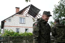 Strechu domu v obci Wyryki v Lublinskom vojvodstve vo štvrtok 11. septembra 2025 nezničil ruský dron, ale poľská raketa. Foto: TASR/AP