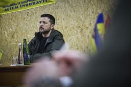 Ukrajinský prezident Volodymyr Zelenskyj na návšteve obrancov Kupiansku v novembri 2024. Foto: Ukraine Presidency/ Shutterstock Editorial / Profimedia