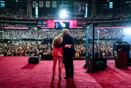 Donald Trump s Erikou Kirkovou na spomienkovej slávnosti za Charlieho Kirka v State Farm Stadium v Glendale v Arizone v nedeľu 21. septembra 2025. Foto: Polaris / Profimedia